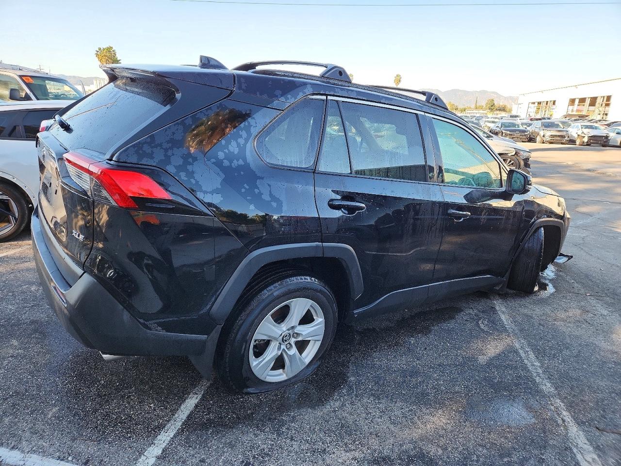 2021 TOYOTA RAV4 XLE photo 5