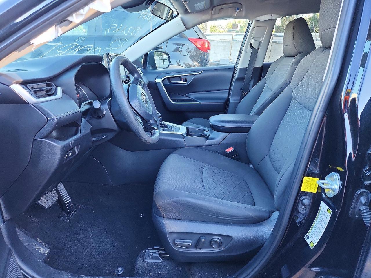 2021 TOYOTA RAV4 XLE photo 13