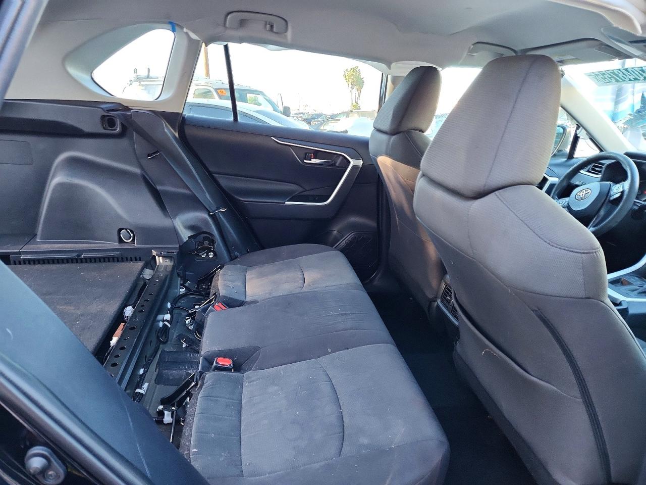 2021 TOYOTA RAV4 XLE photo 21