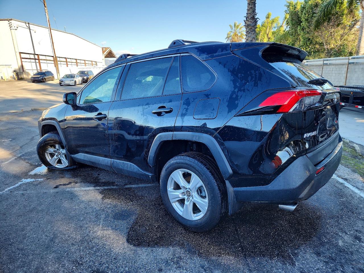 2021 TOYOTA RAV4 XLE photo 3