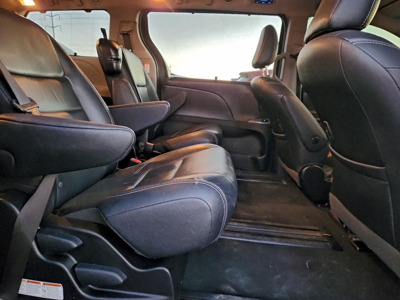 2017 TOYOTA SIENNA SE photo 11
