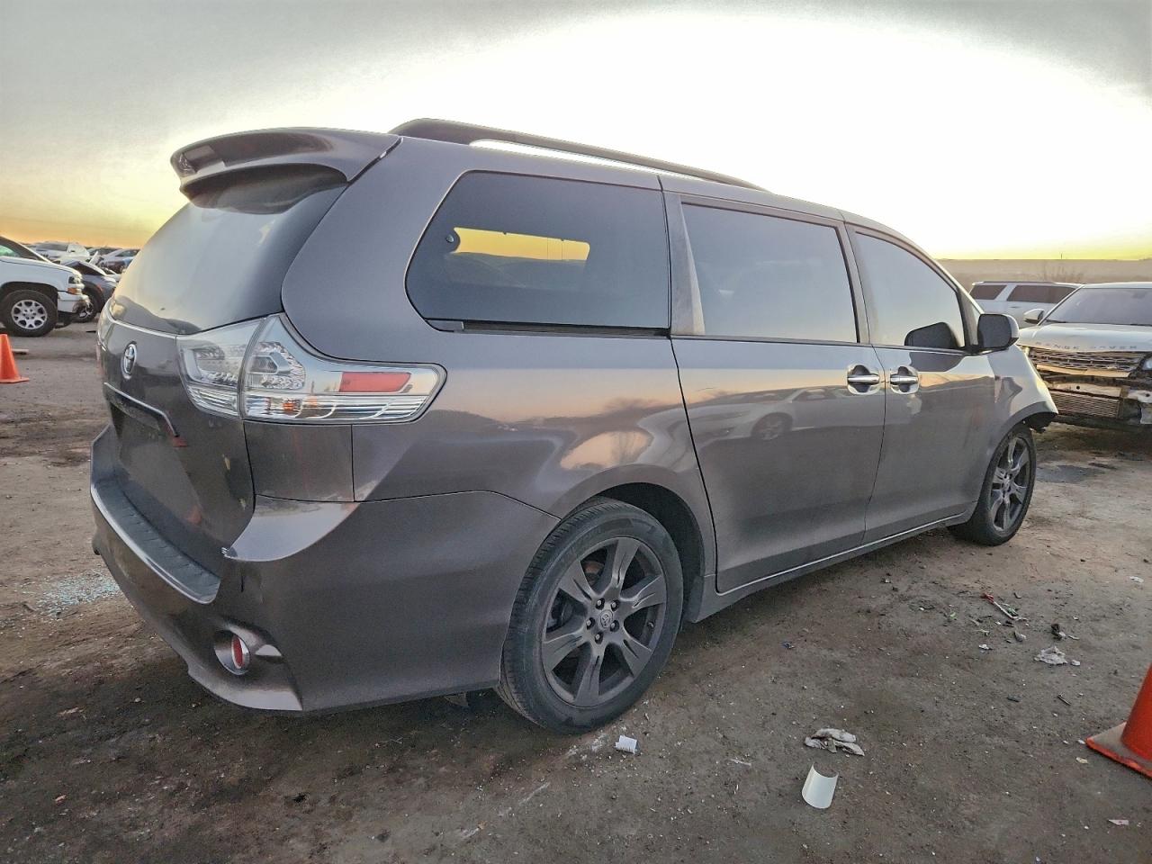 2017 TOYOTA SIENNA SE photo 3