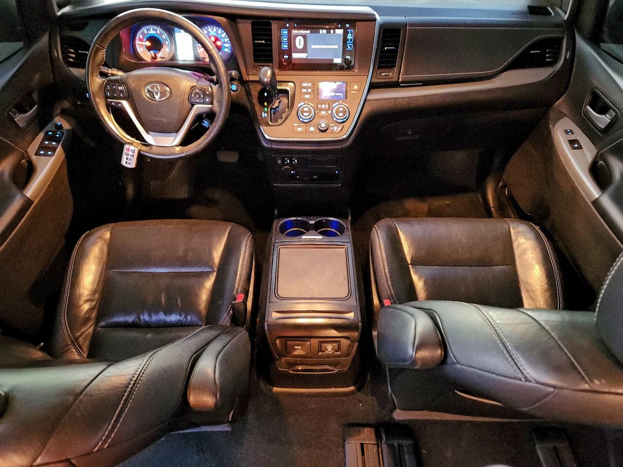 2017 TOYOTA SIENNA SE photo 8