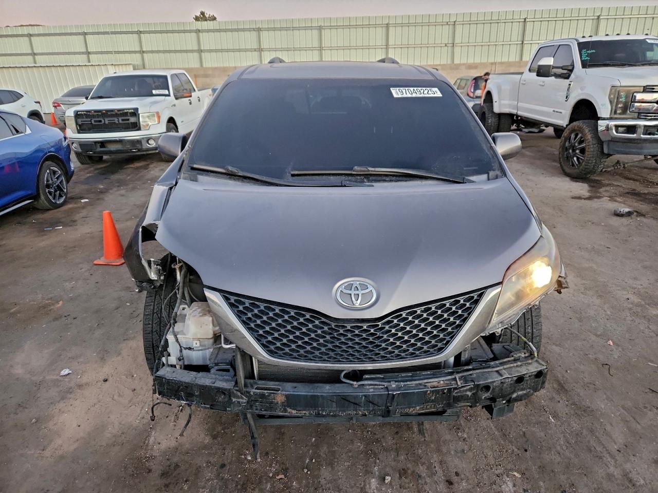 2017 TOYOTA SIENNA SE photo 5