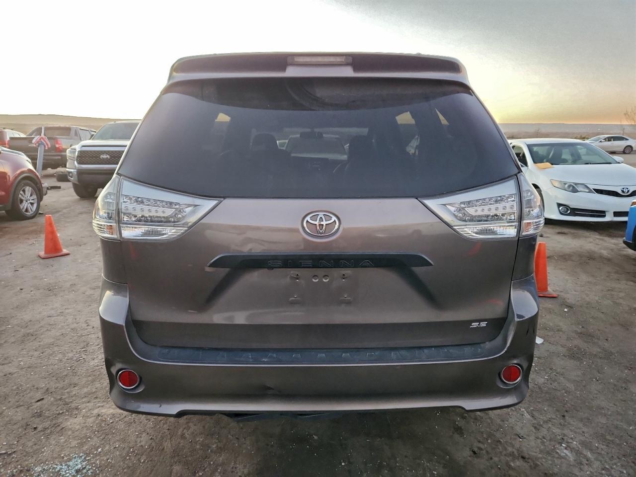 2017 TOYOTA SIENNA SE photo 6