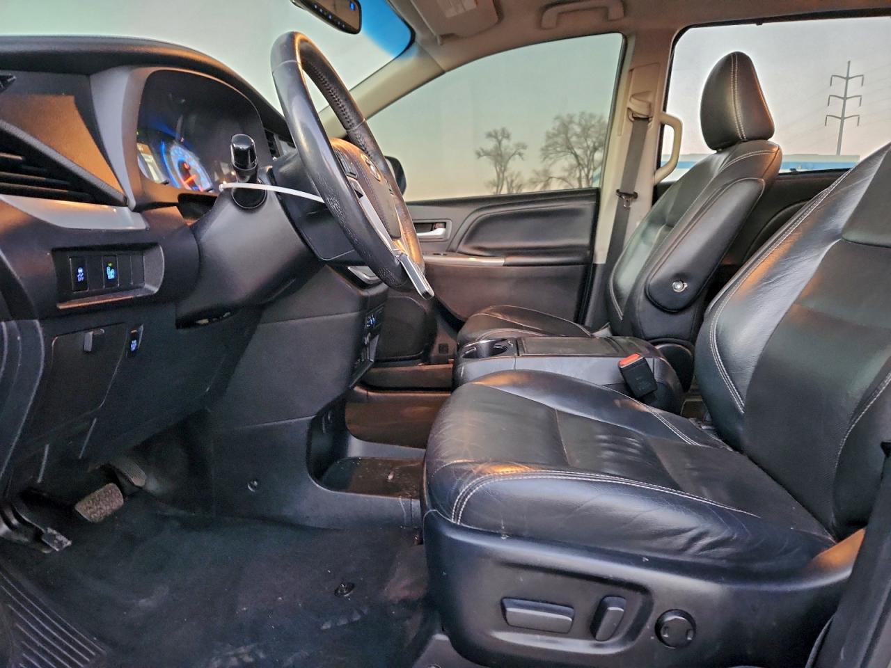2017 TOYOTA SIENNA SE photo 7