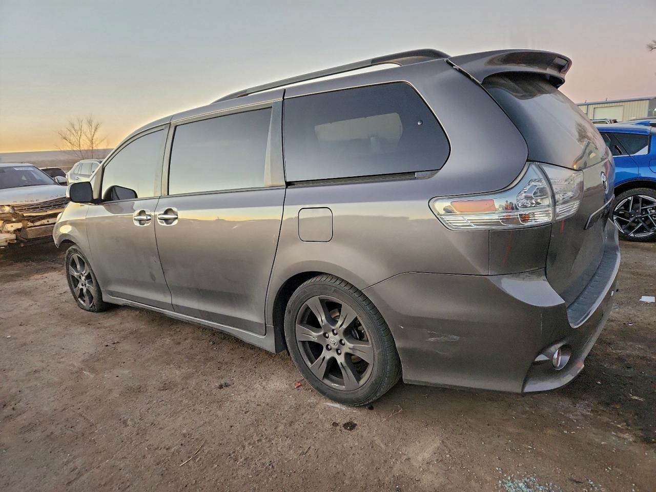 2017 TOYOTA SIENNA SE photo 2