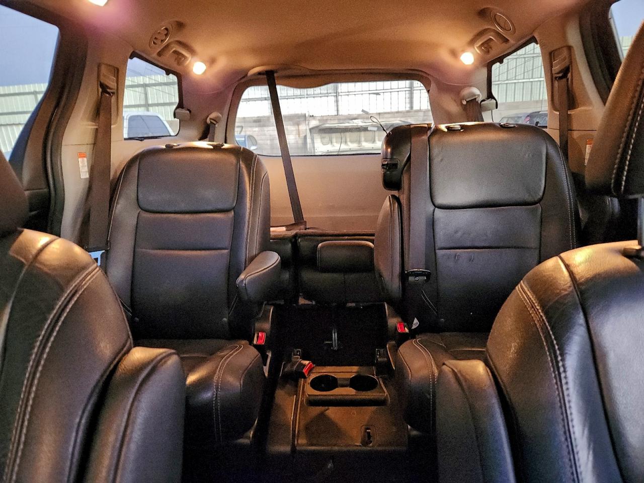 2017 TOYOTA SIENNA SE photo 10
