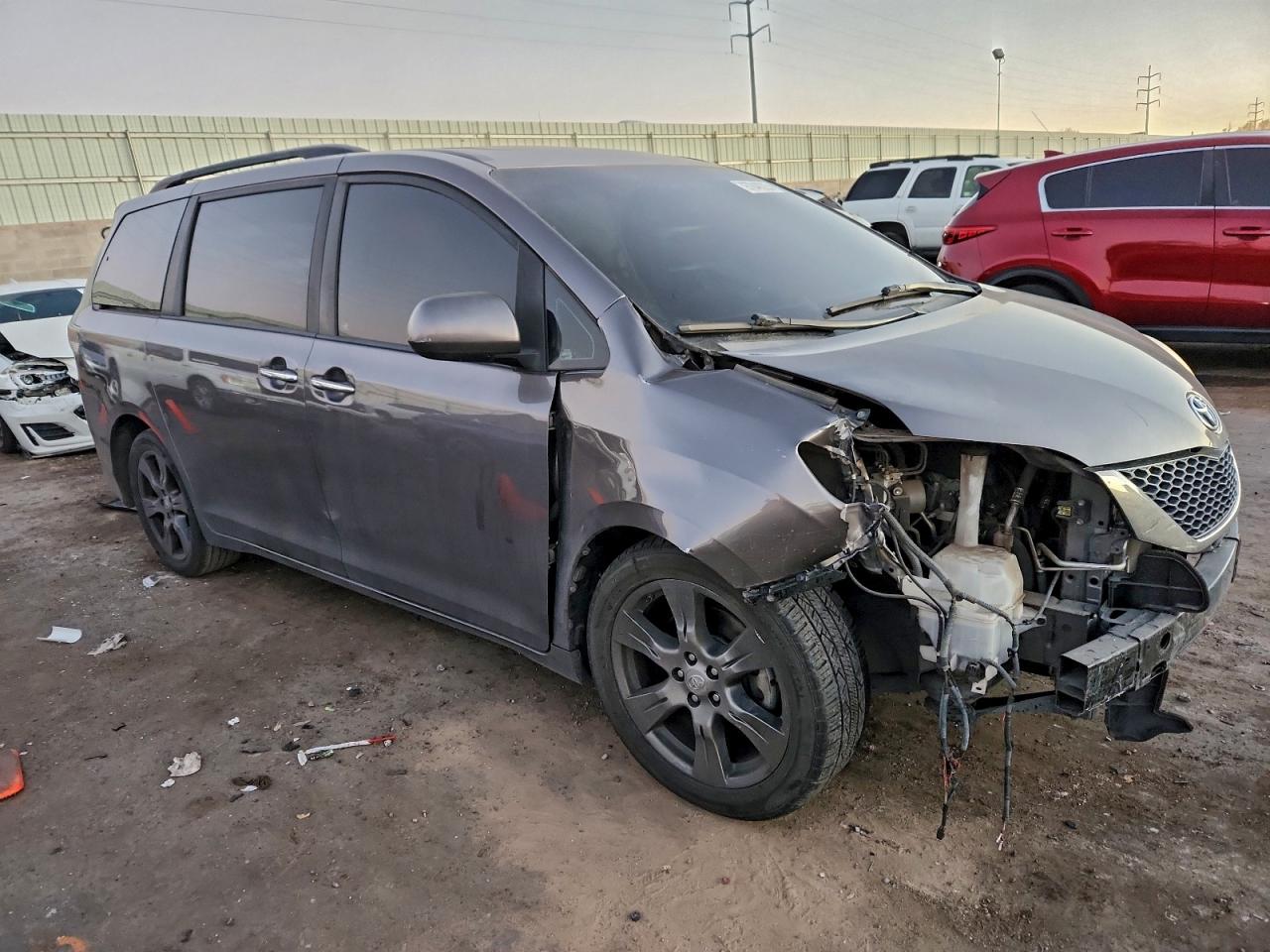 2017 TOYOTA SIENNA SE photo 4