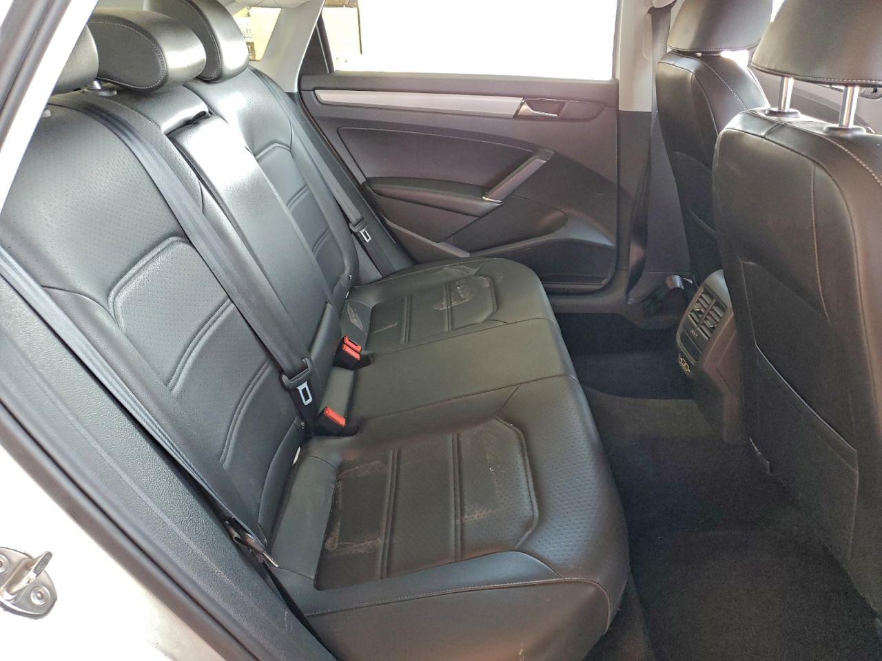 2020 VOLKSWAGEN PASSAT SE photo 10