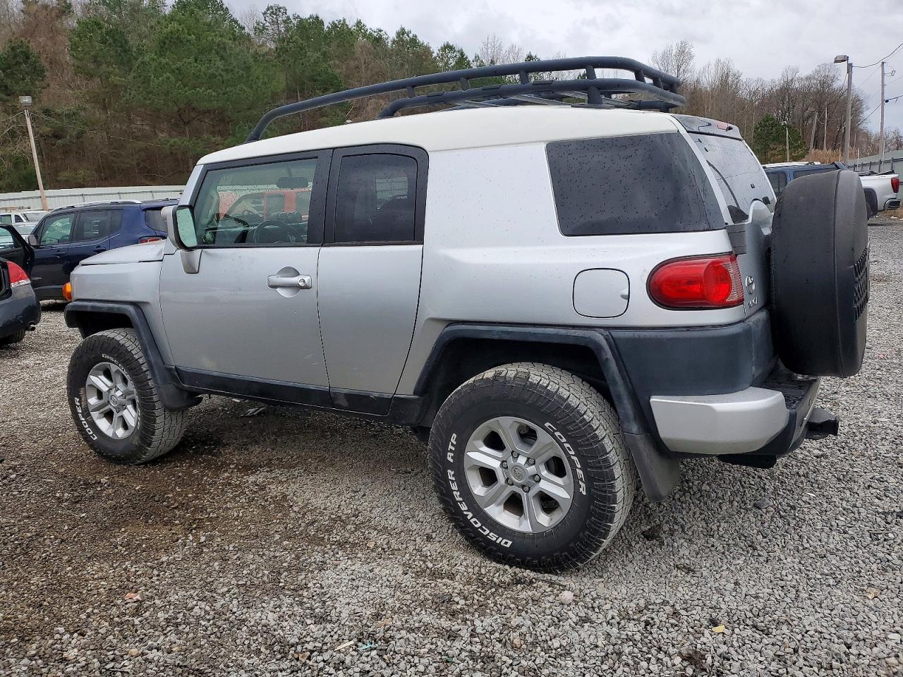 2007 TOYOTA FJ CRUISER photo 2