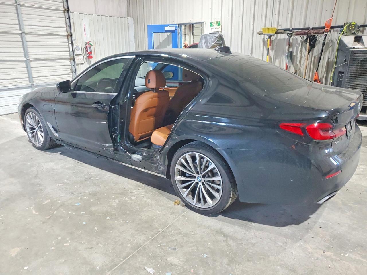 2021 BMW 530E photo 3