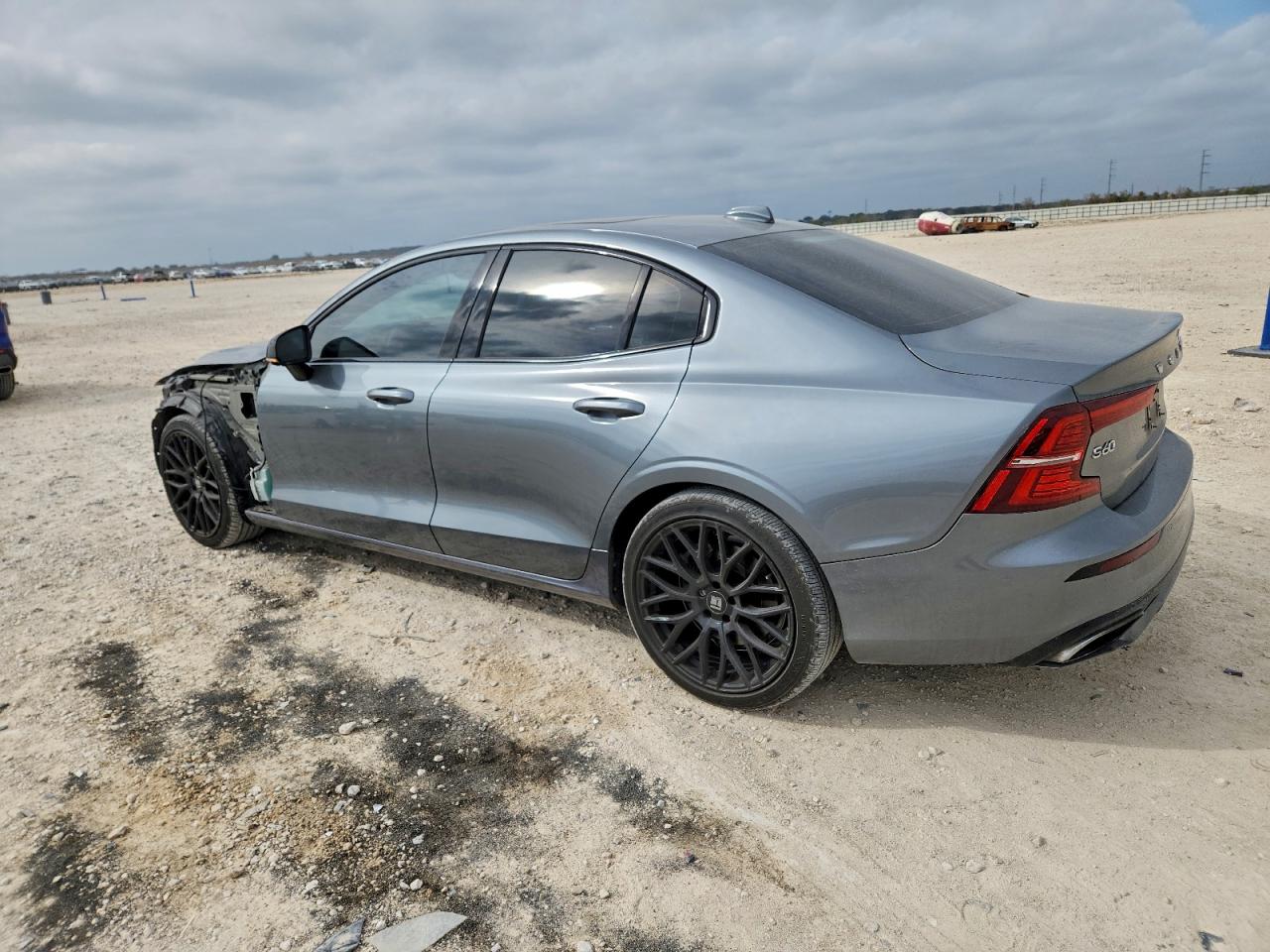 2019 VOLVO S60 T6 R-DESIGN photo 4