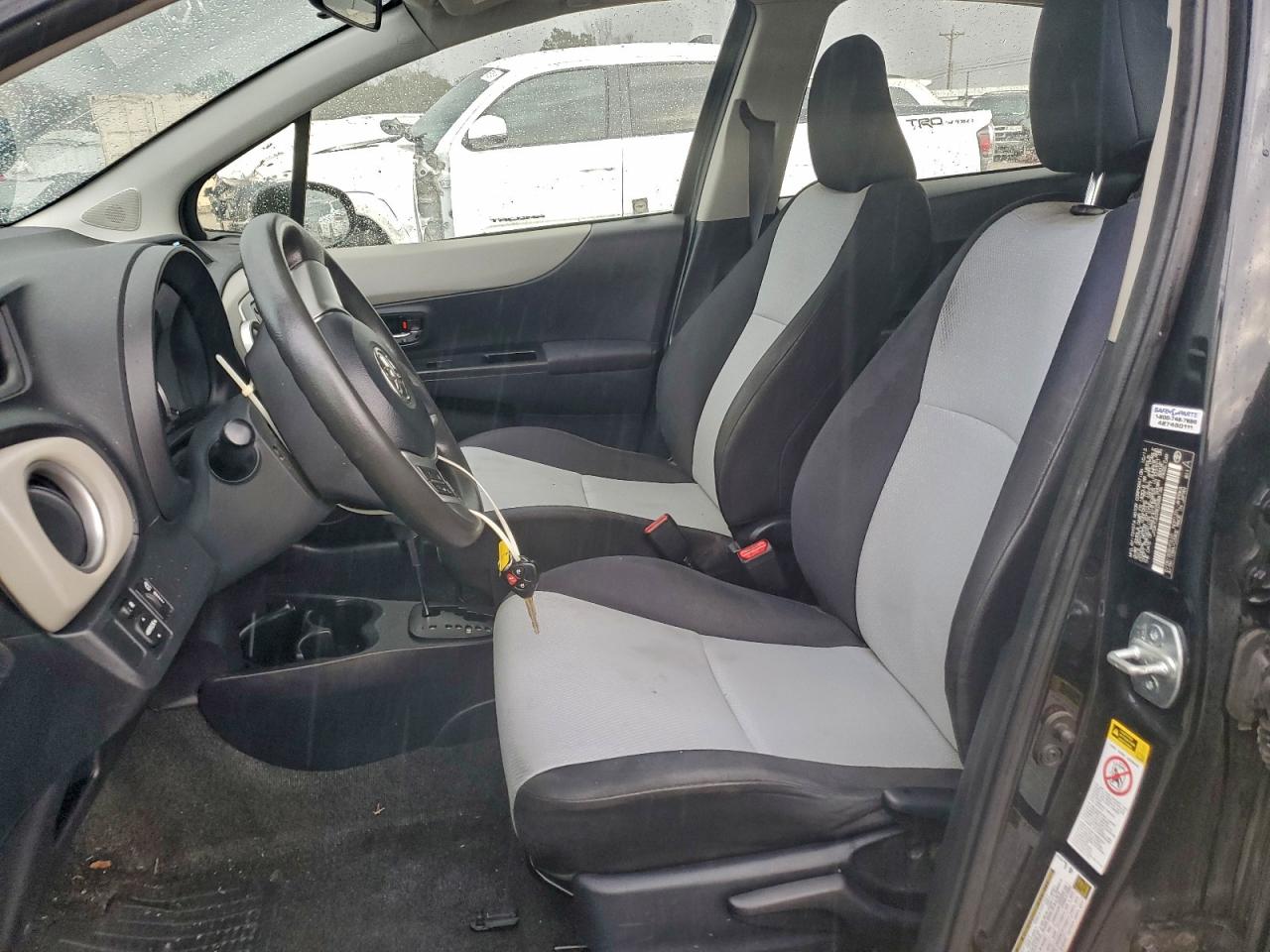 2014 TOYOTA YARIS photo 19