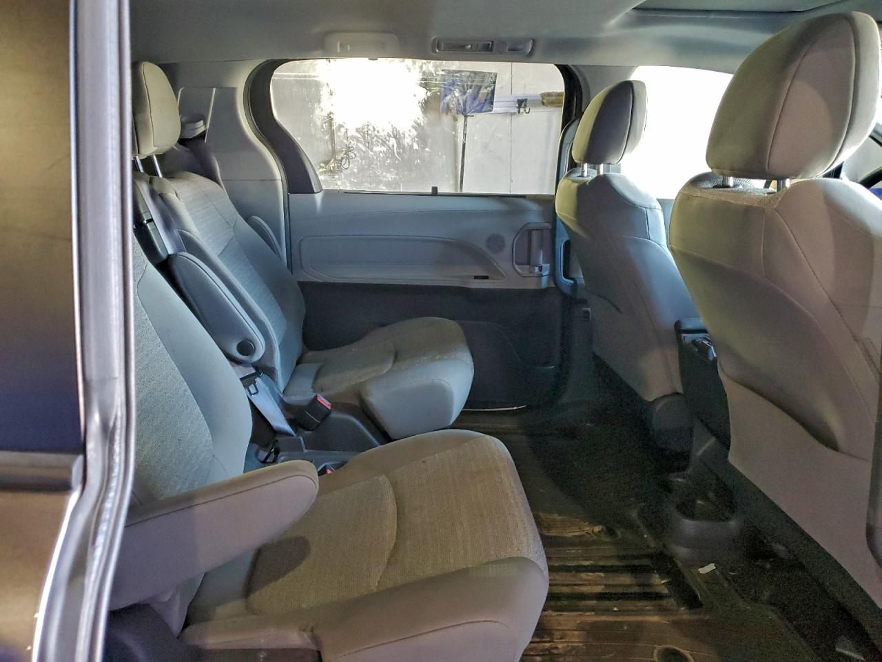 2021 TOYOTA SIENNA LE photo 31