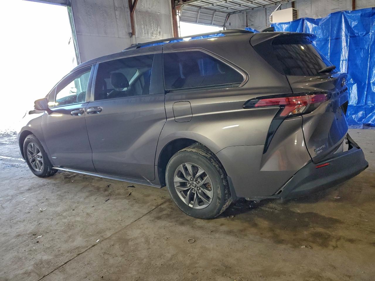 2021 TOYOTA SIENNA LE photo 4