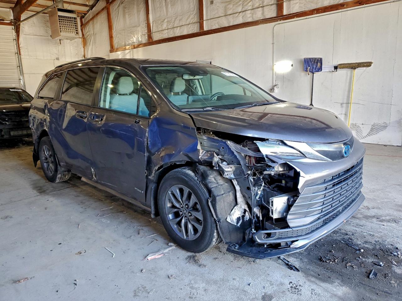 2021 TOYOTA SIENNA LE photo 10