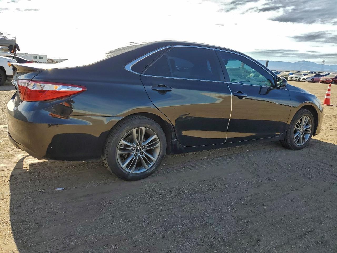 2015 TOYOTA CAMRY LE photo 3