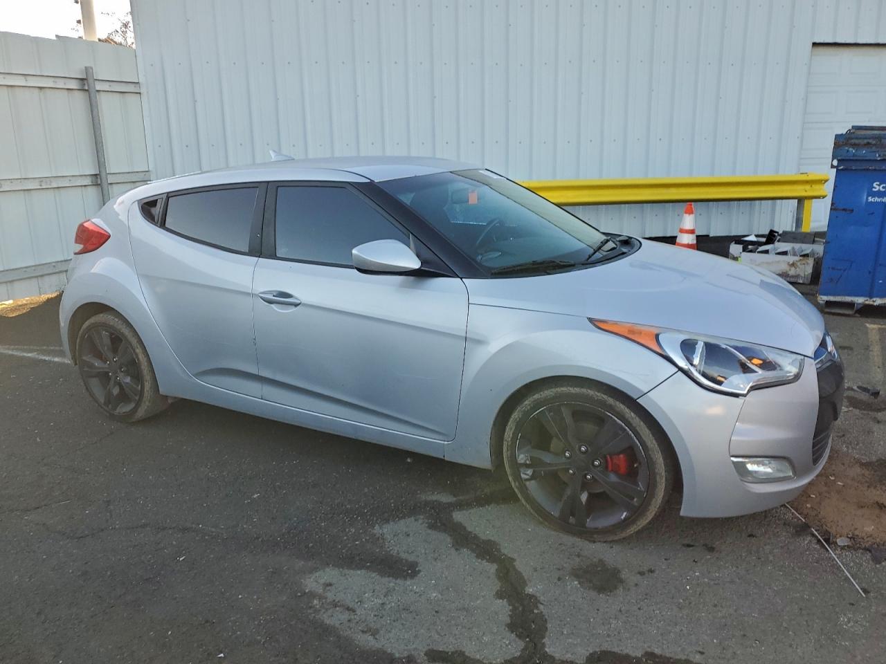 2017 HYUNDAI VELOSTER photo 4