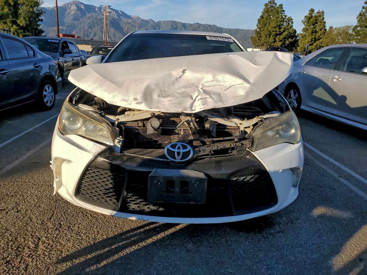 2015 TOYOTA CAMRY LE photo 5