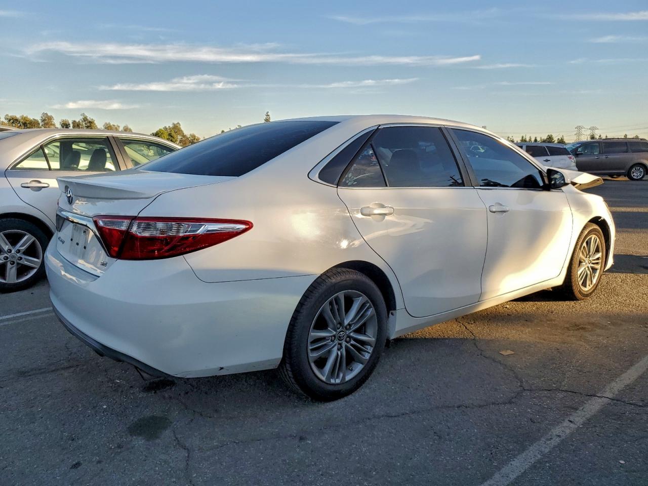 2015 TOYOTA CAMRY LE photo 3
