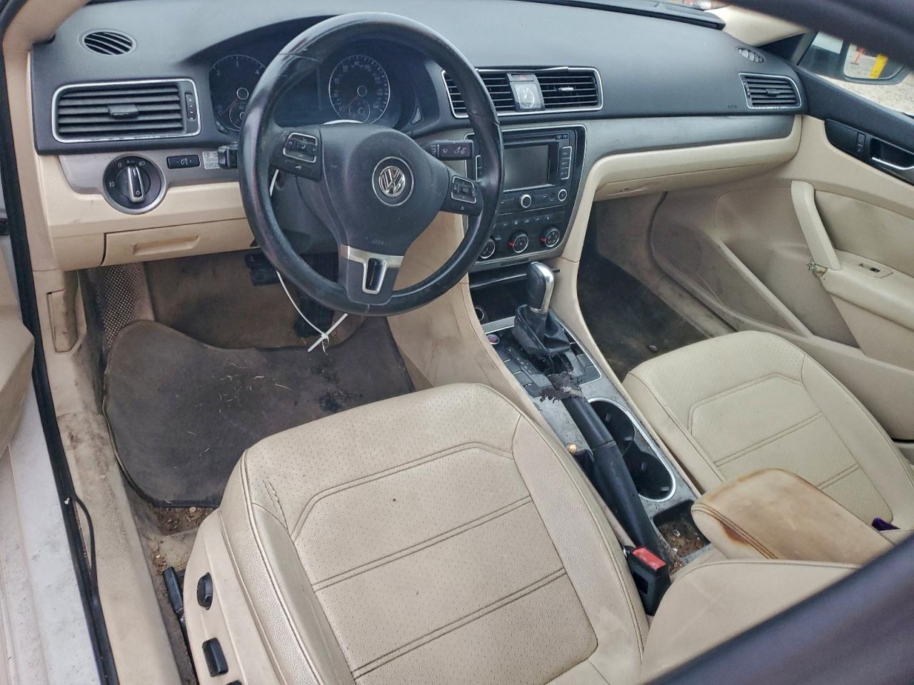 2014 VOLKSWAGEN PASSAT SE photo 8
