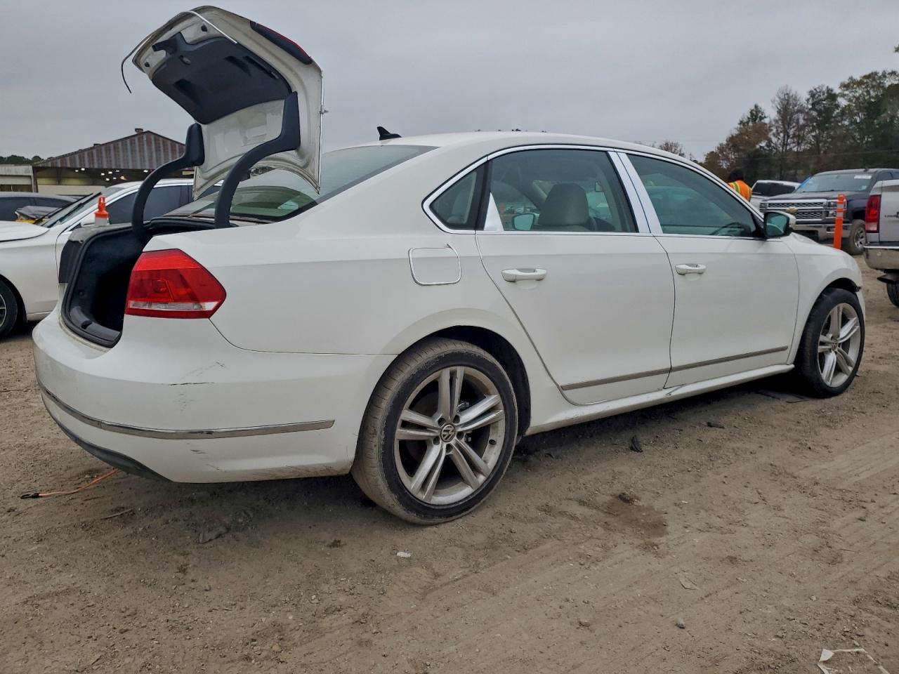2014 VOLKSWAGEN PASSAT SE photo 3