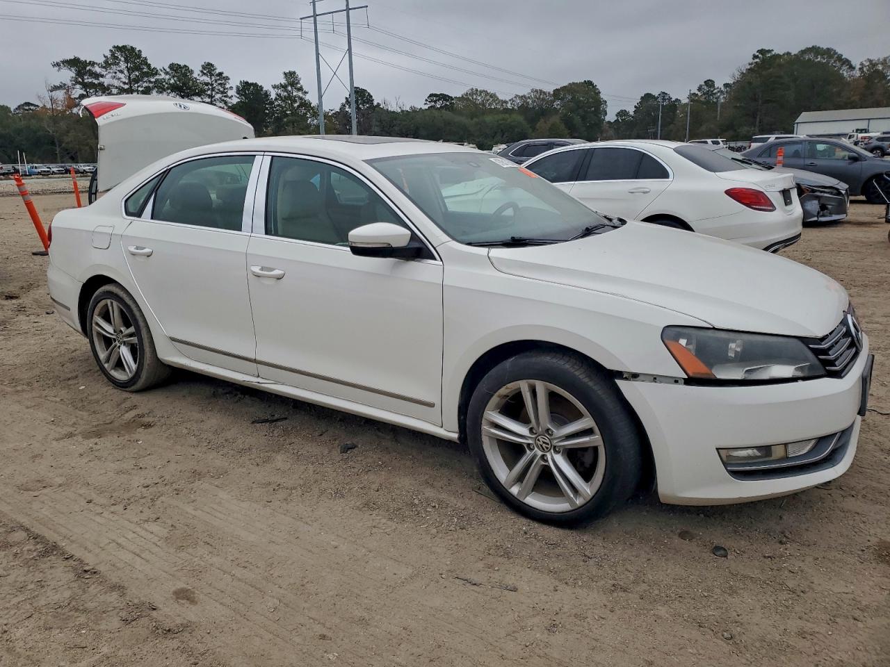 2014 VOLKSWAGEN PASSAT SE photo 4