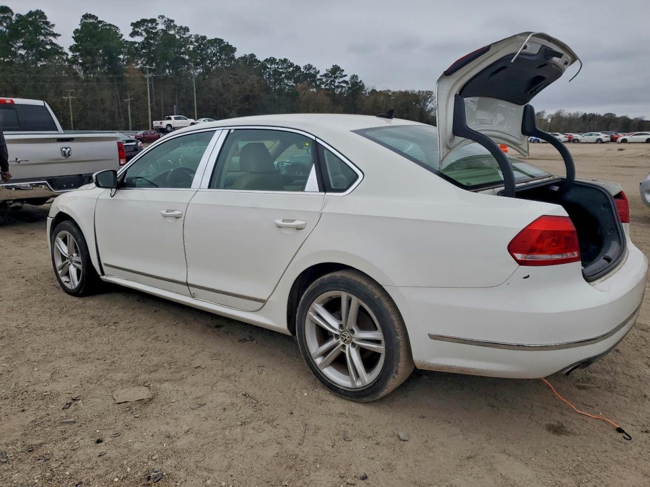2014 VOLKSWAGEN PASSAT SE photo 2