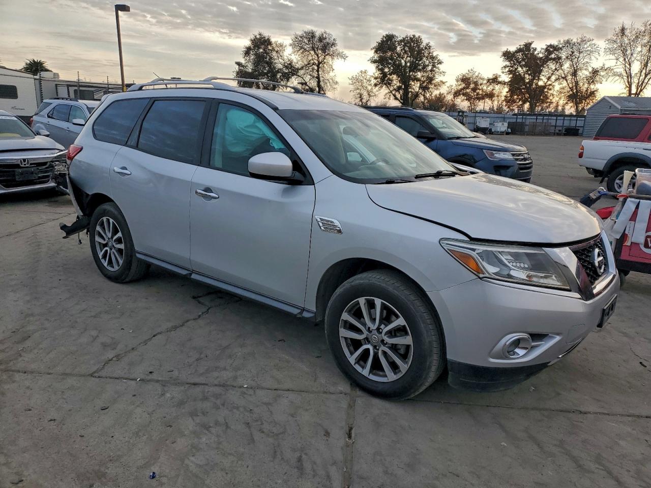 2013 NISSAN PATHFINDER S photo 4