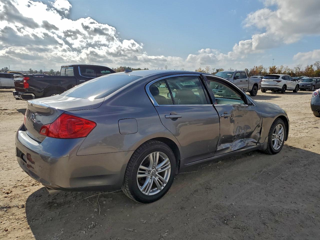 2013 INFINITI G37 photo 3