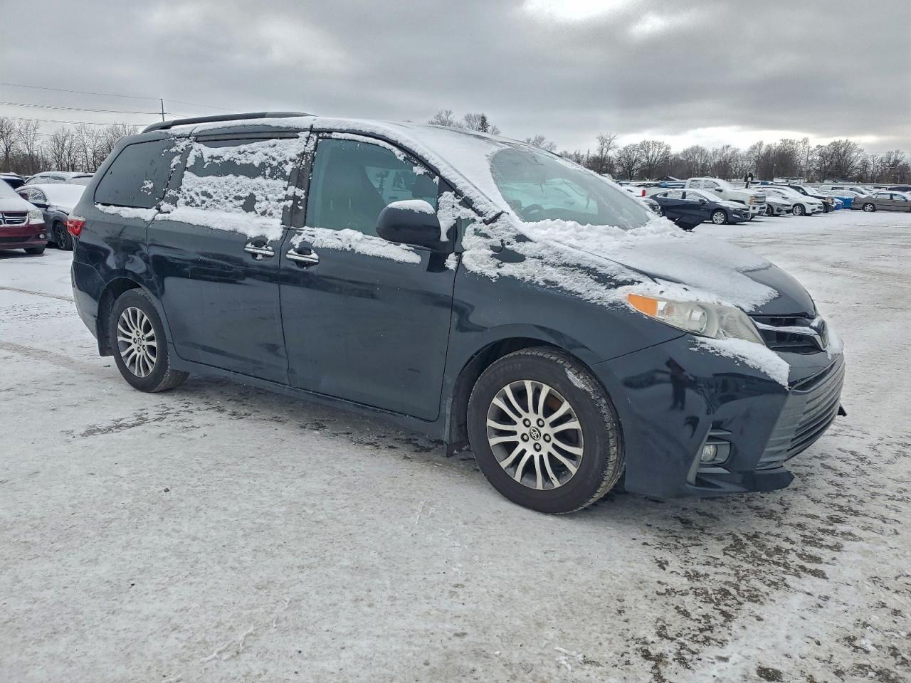 2020 TOYOTA SIENNA XLE photo 7