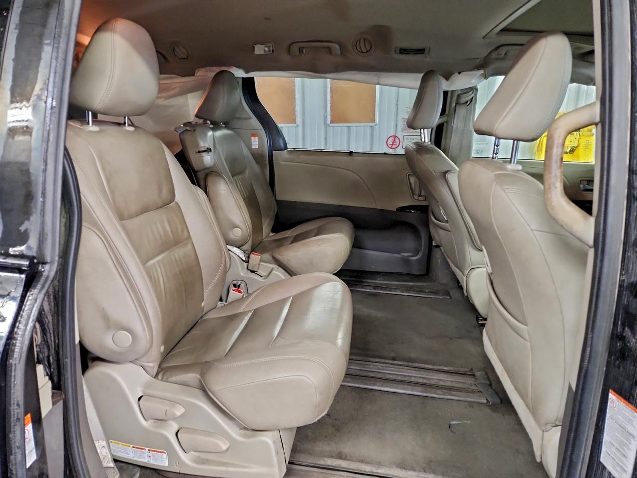 2020 TOYOTA SIENNA XLE photo 21