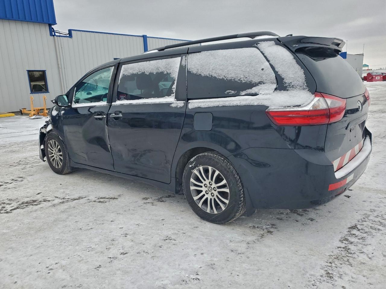 2020 TOYOTA SIENNA XLE photo 3