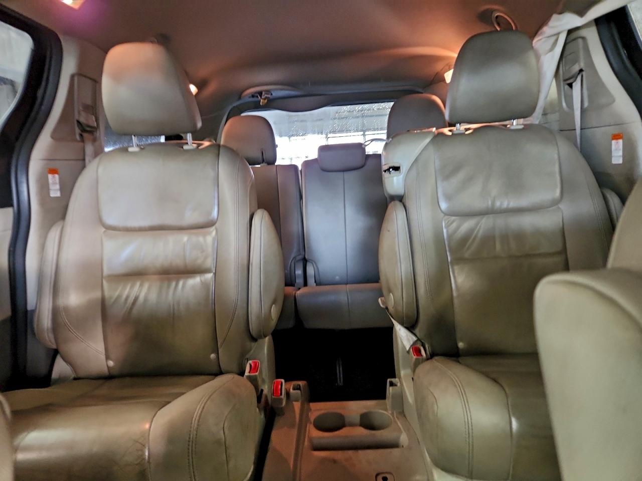2020 TOYOTA SIENNA XLE photo 19