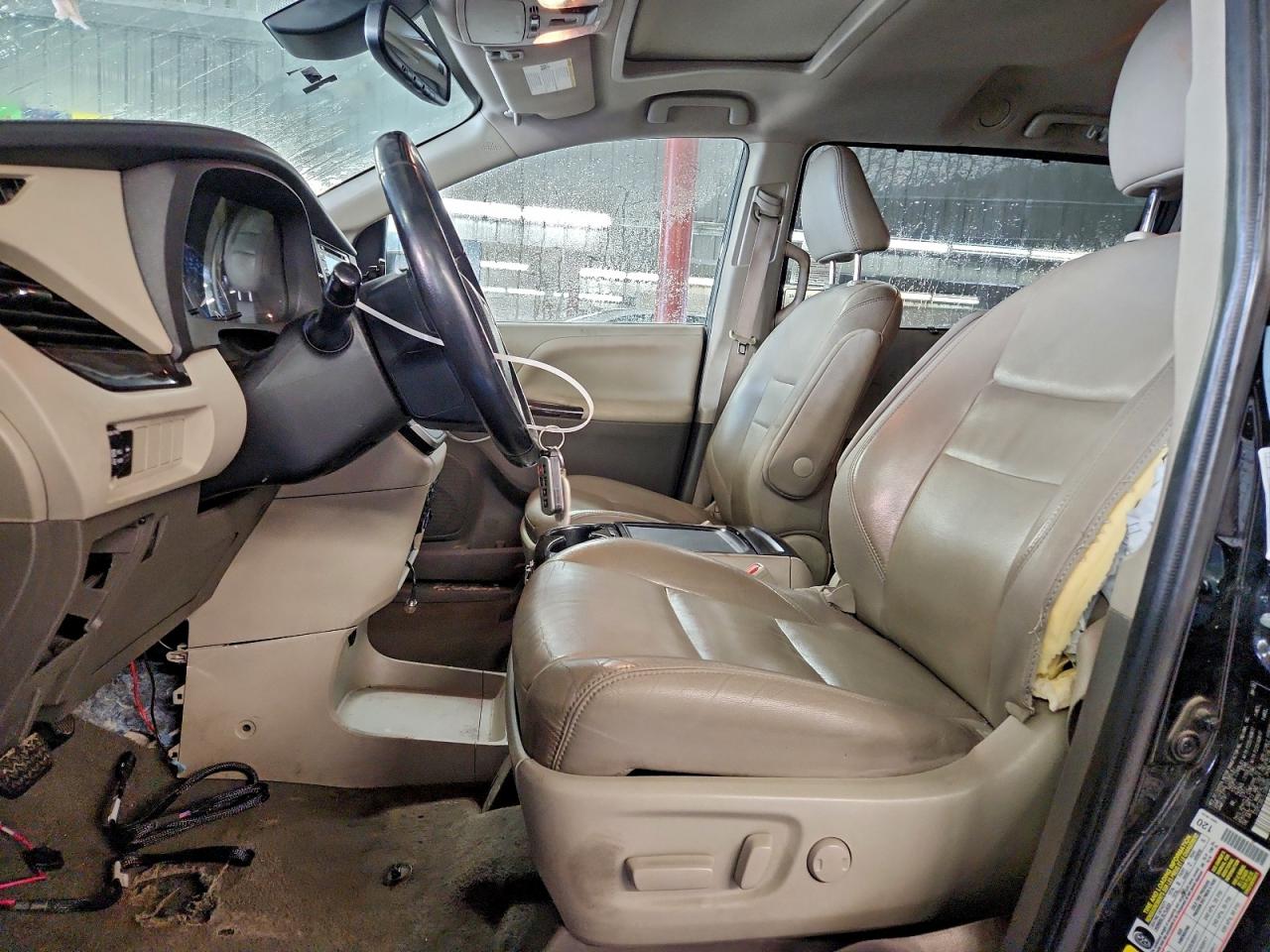 2020 TOYOTA SIENNA XLE photo 13
