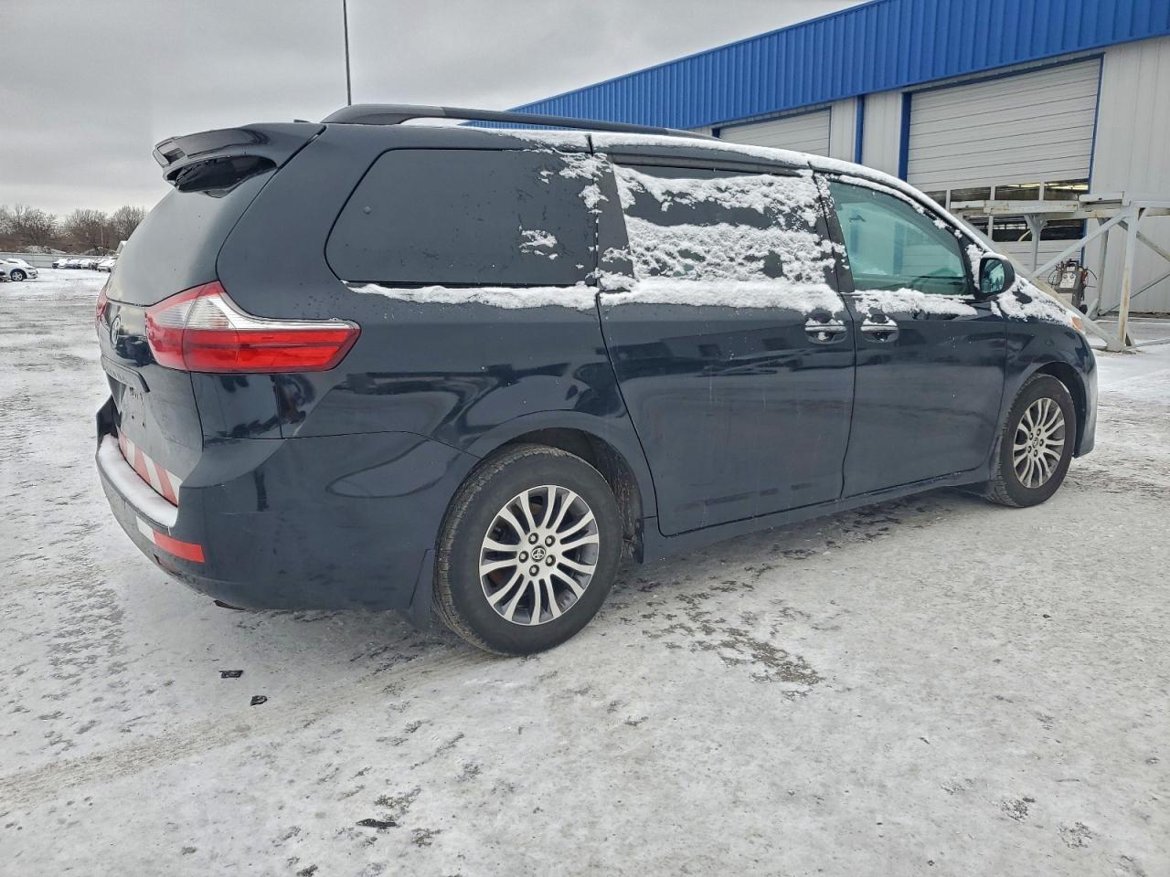 2020 TOYOTA SIENNA XLE photo 5