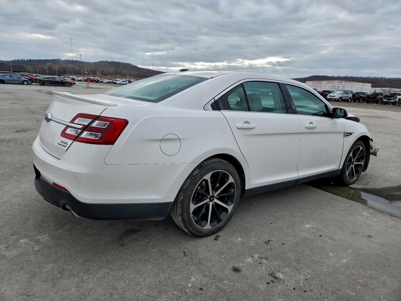 2016 FORD TAURUS SEL photo 5