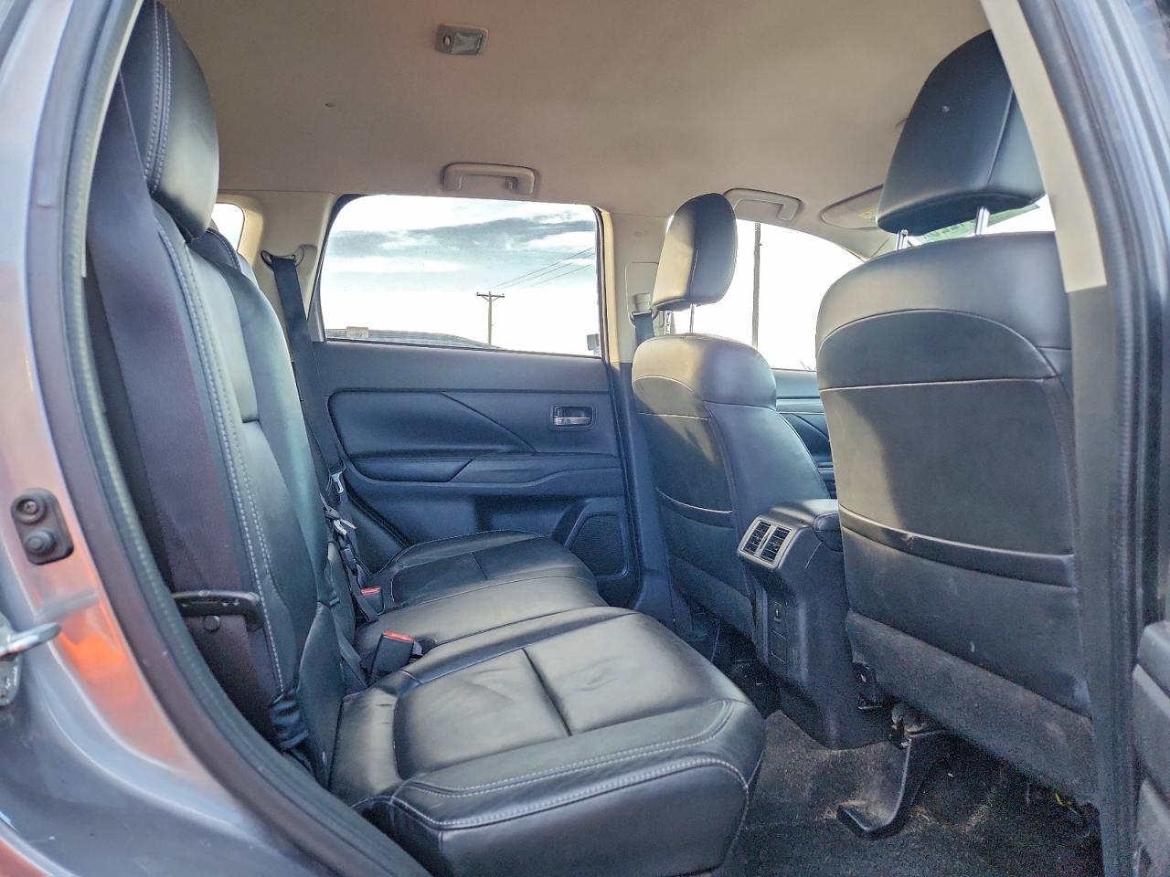 2019 MITSUBISHI OUTLANDER SE photo 11