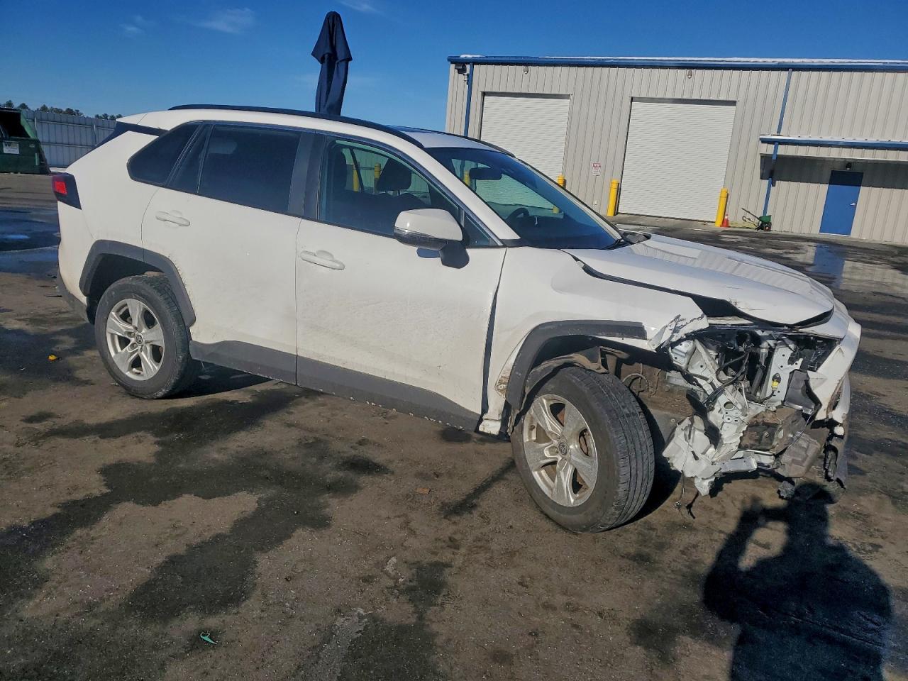 2021 TOYOTA RAV4 XLE photo 4