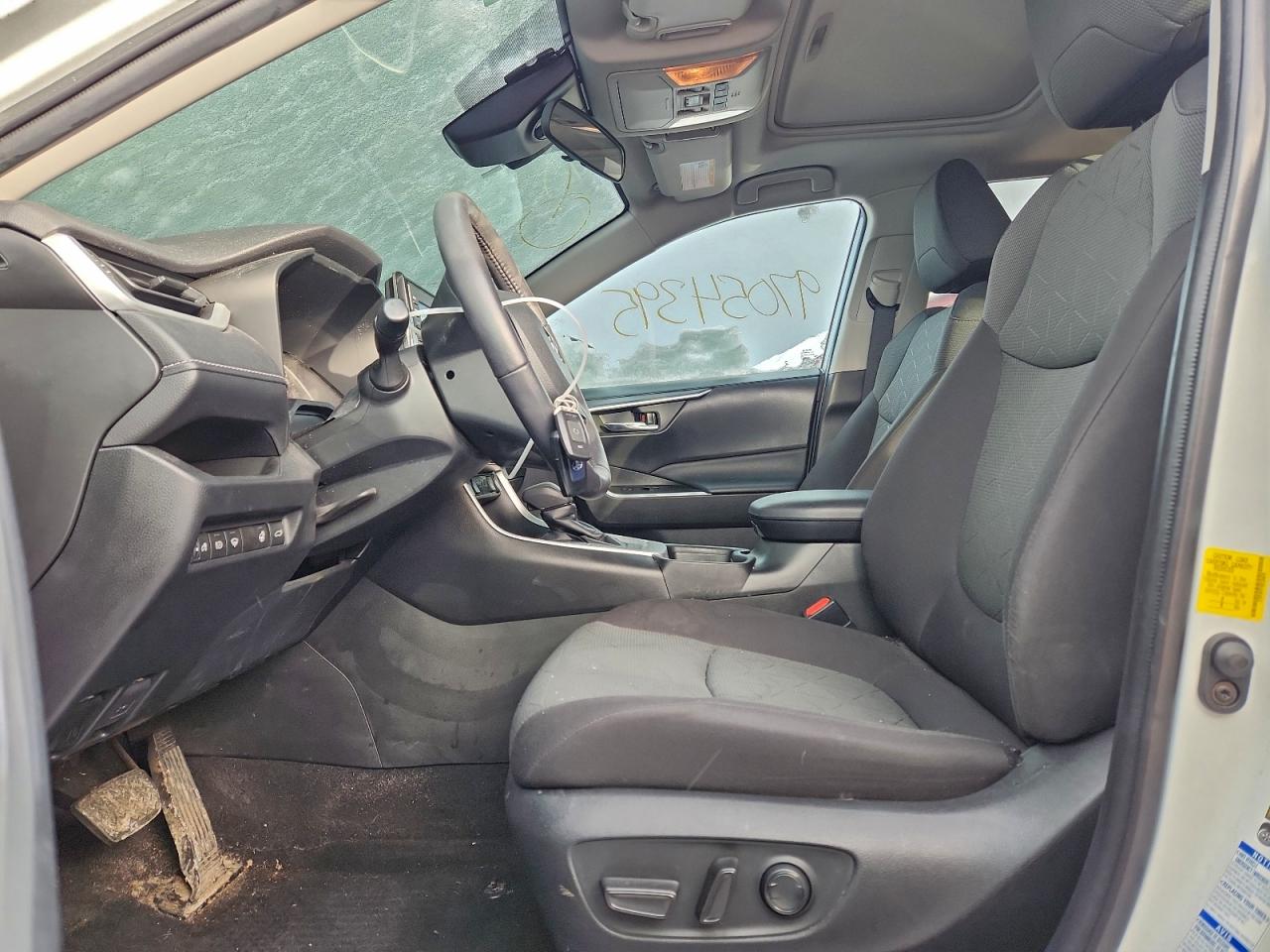 2021 TOYOTA RAV4 XLE photo 7