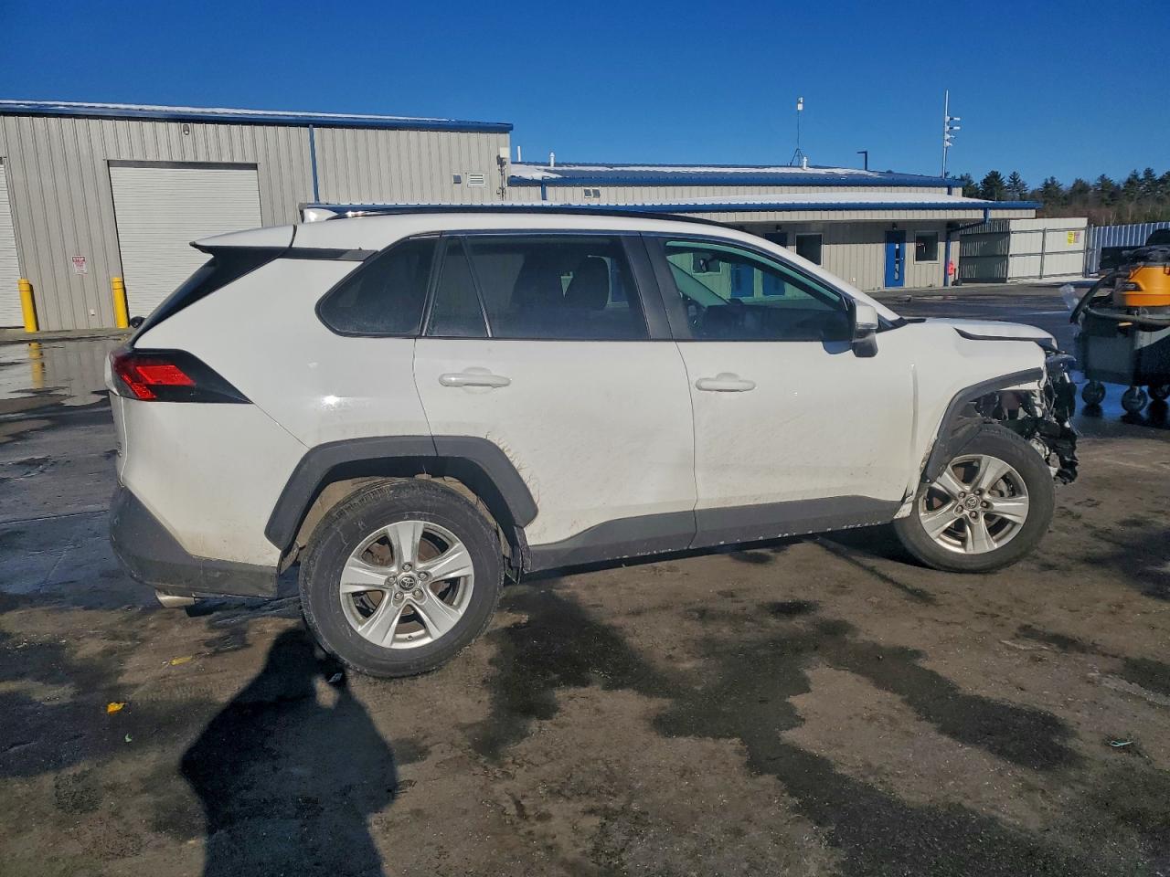 2021 TOYOTA RAV4 XLE photo 3