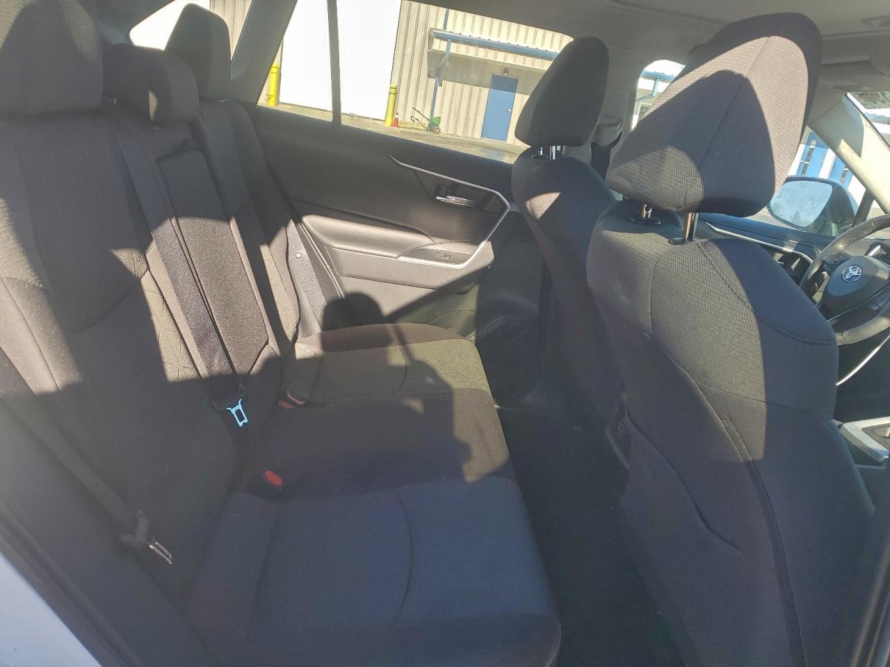 2021 TOYOTA RAV4 XLE photo 10