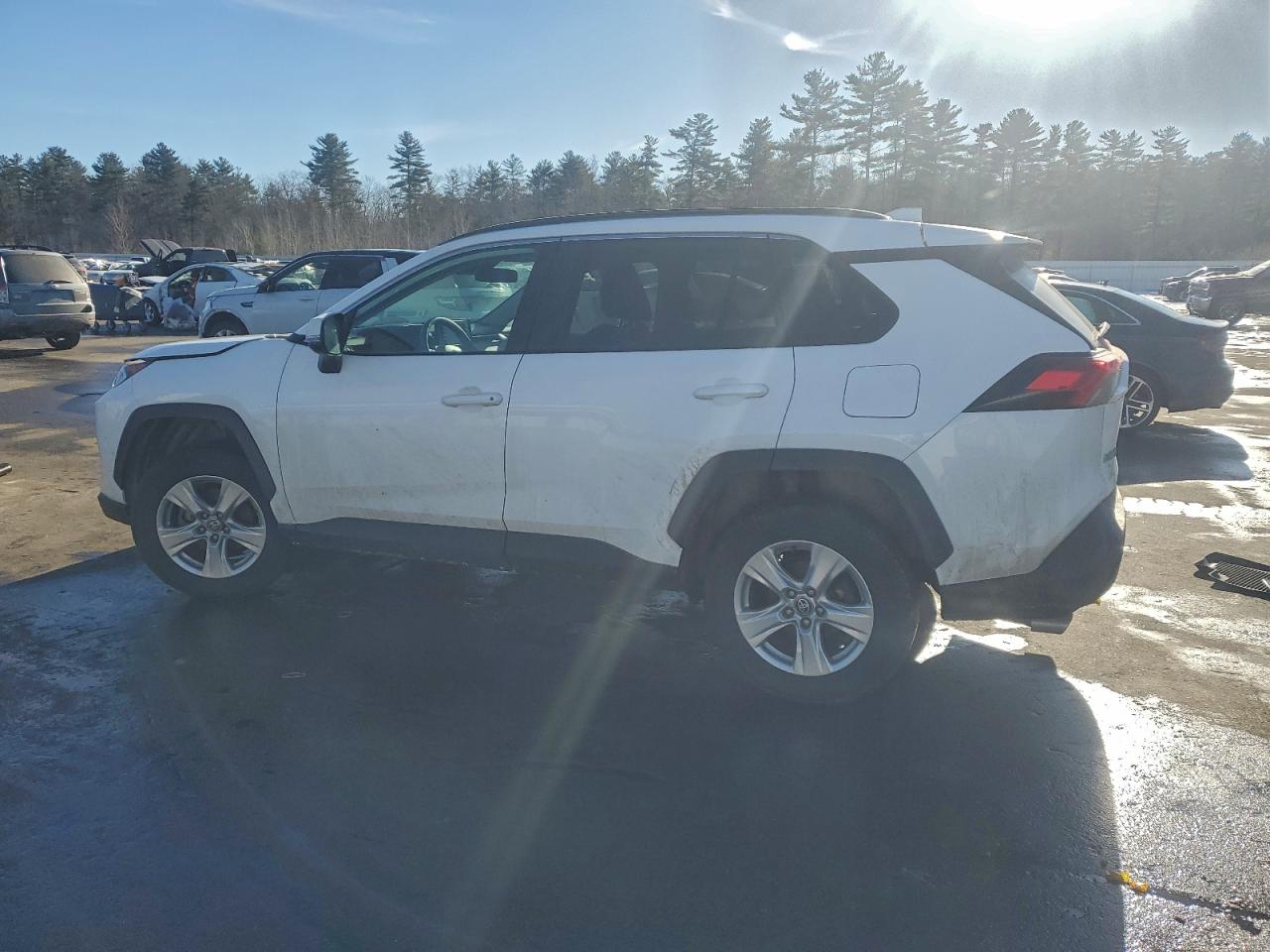 2021 TOYOTA RAV4 XLE photo 2