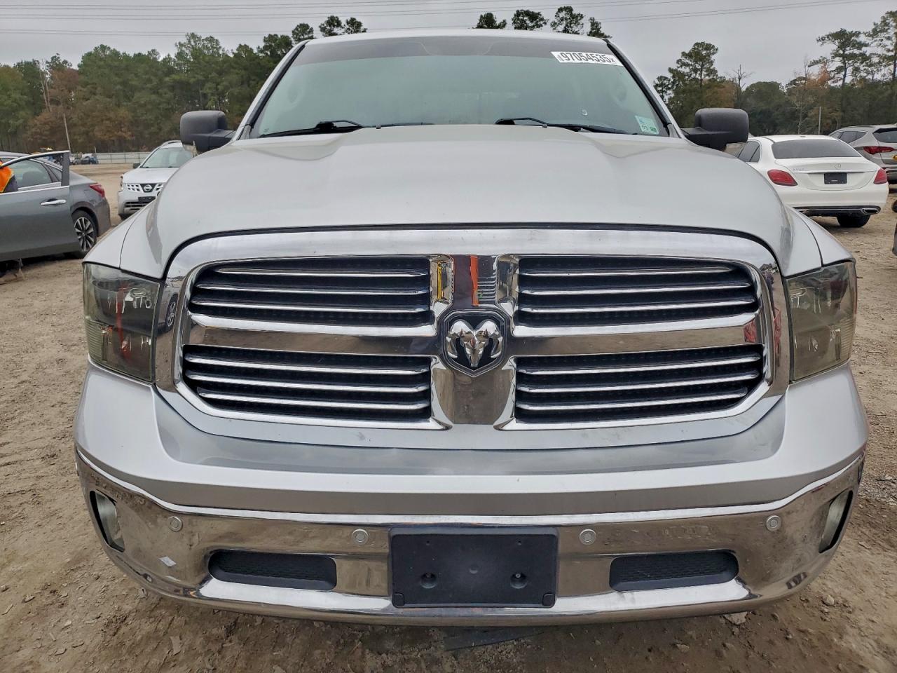 2017 RAM 1500 SLT photo 5