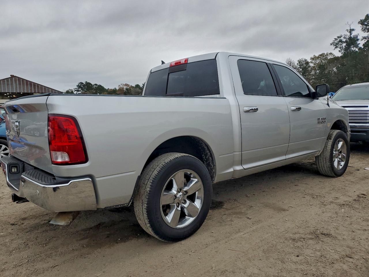 2017 RAM 1500 SLT photo 3