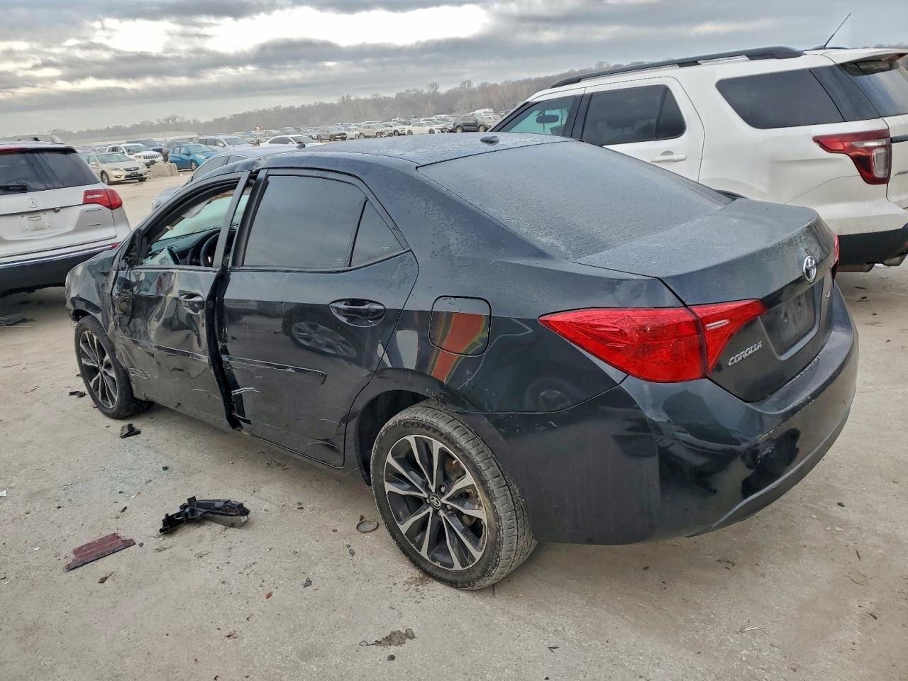 2017 TOYOTA COROLLA L photo 2