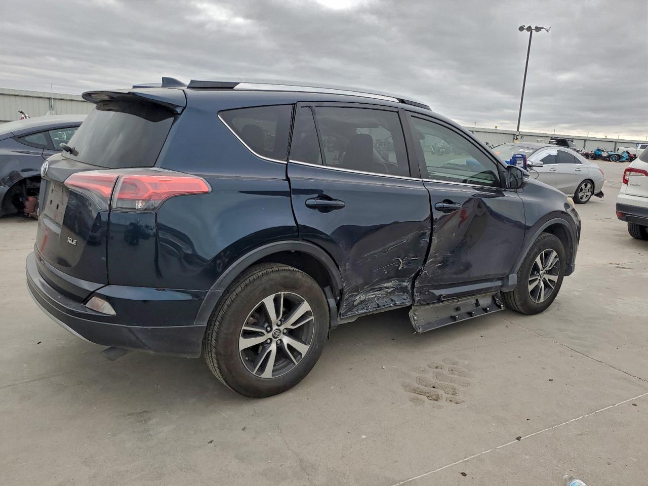2017 TOYOTA RAV4 XLE photo 3