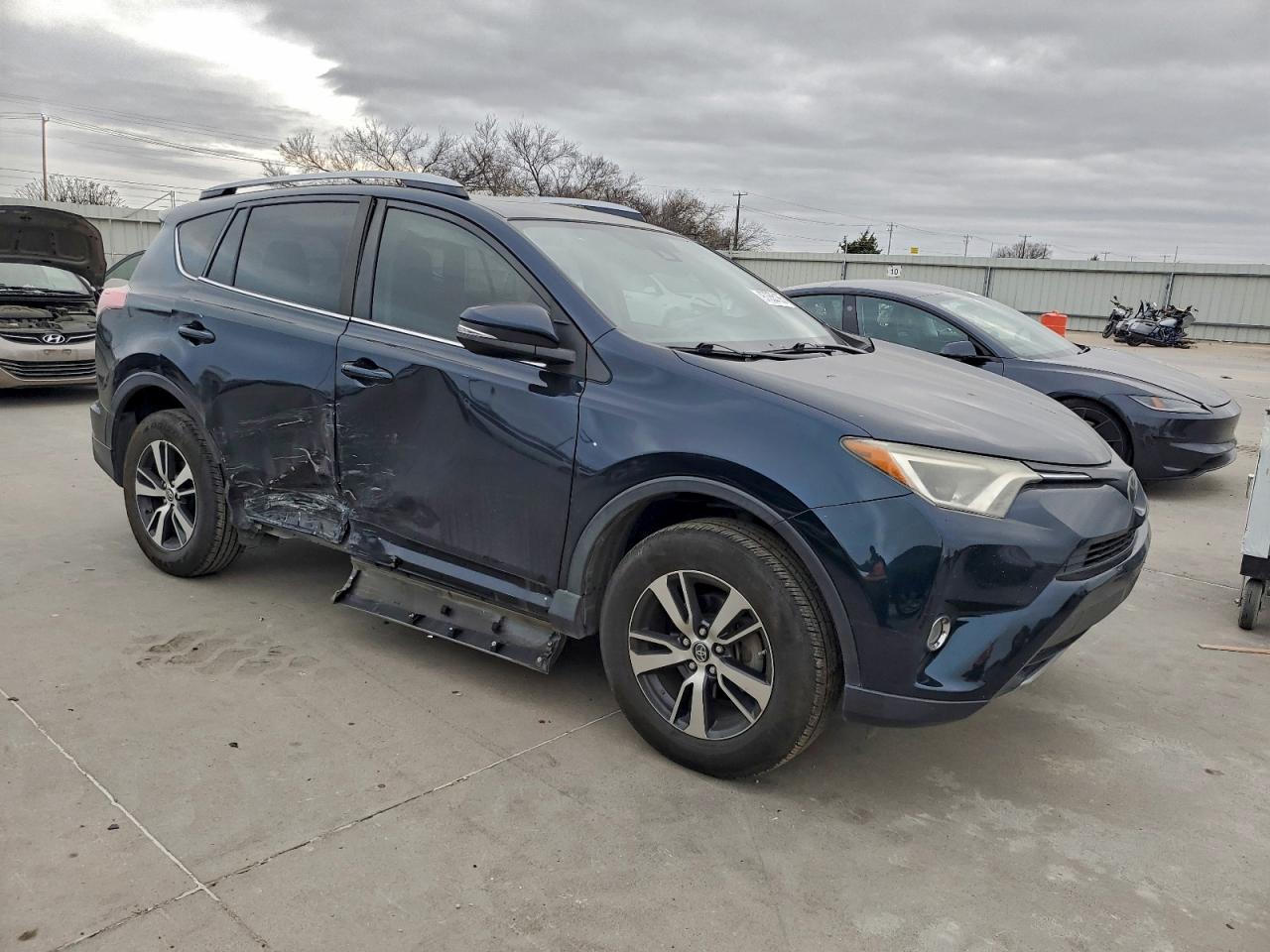 2017 TOYOTA RAV4 XLE photo 4