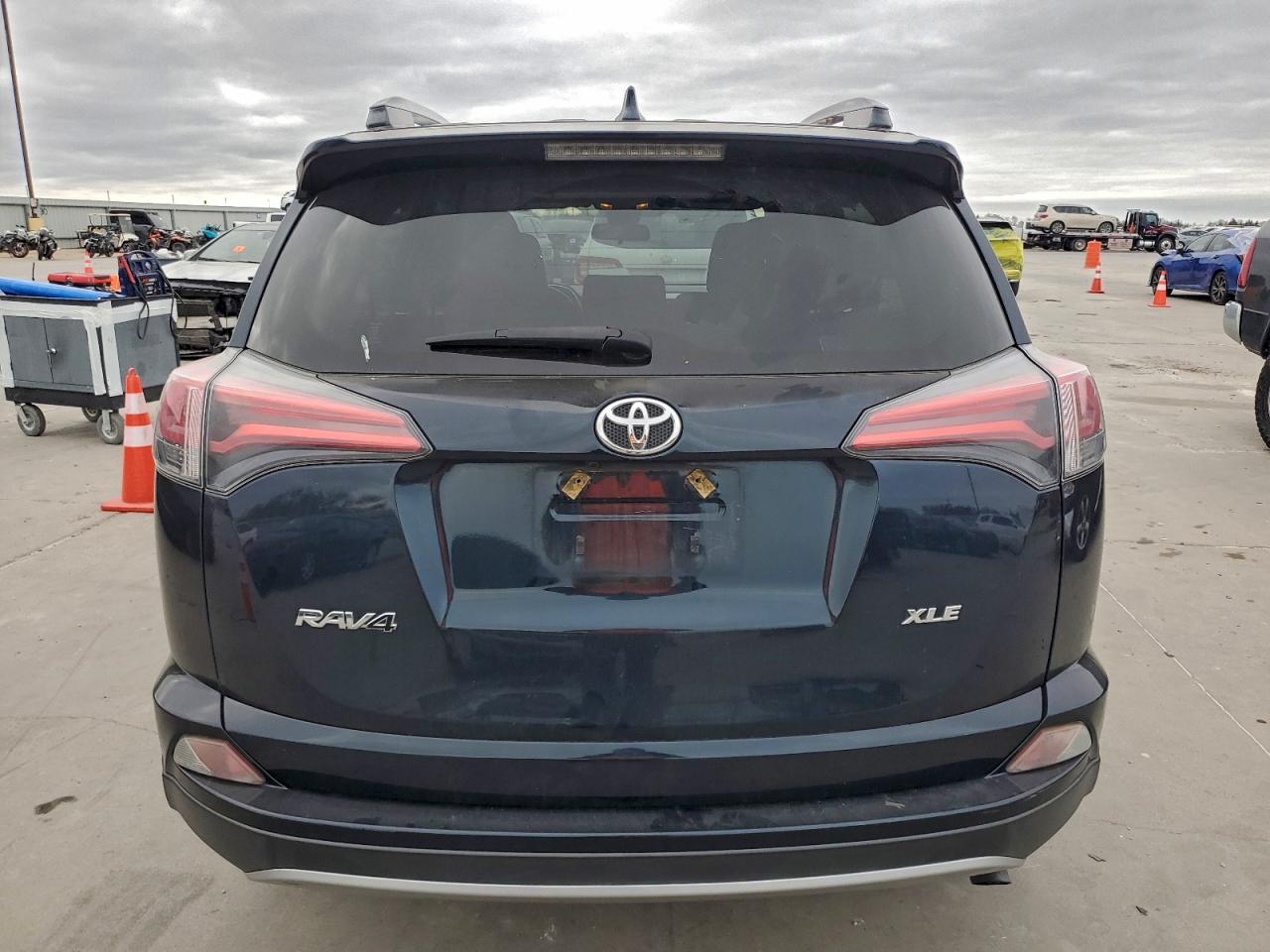 2017 TOYOTA RAV4 XLE photo 6